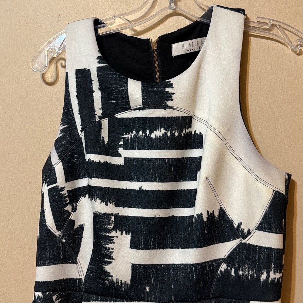 Hunter Bell Hannah Scuba Dress - Black & White Abstract - Size 8 - Picture 11 of 11